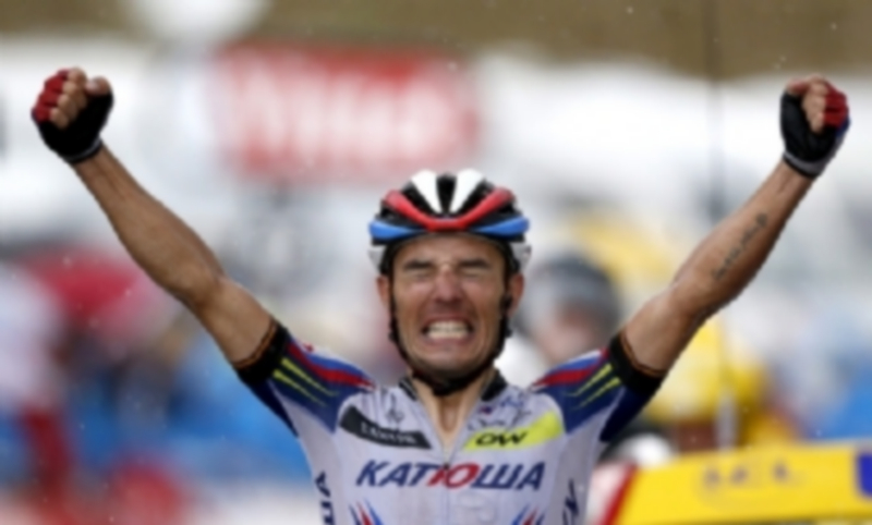 Joaquim Rodríguez gestionó sus fuerzas en la fuga del día para lanzar un ataque decisivo a falta de siete kilómetros y triunfar en la cima de Plateau de Beille. / EFE