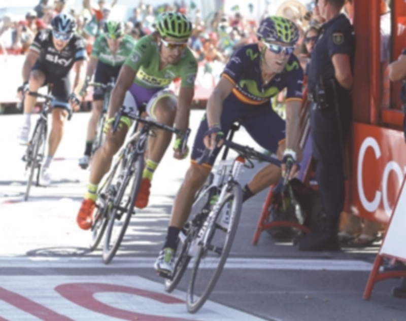 El ciclista español del Movistar Team Alejandro Valverde atraviesa la meta en primer lugar