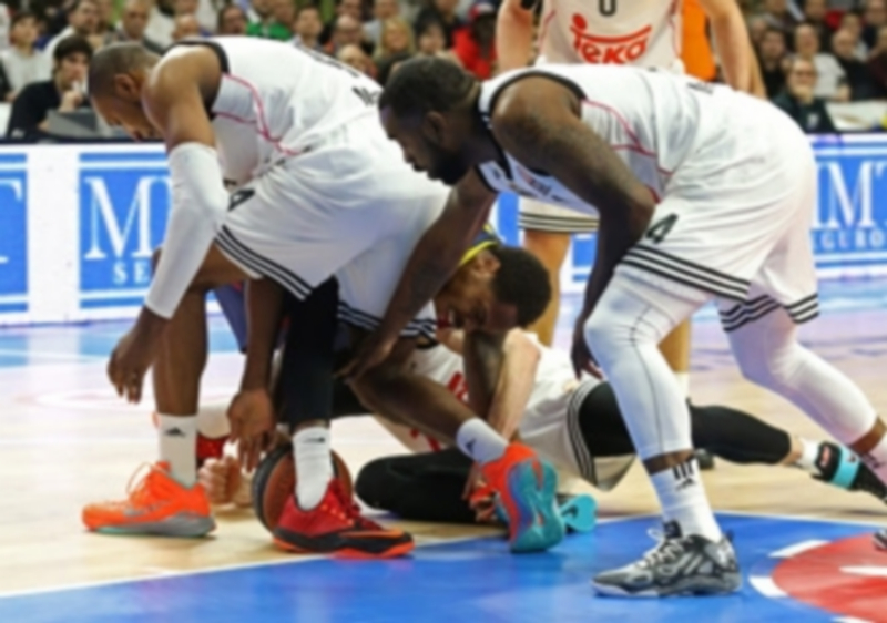 Jugadores del Real Madrid y el Barcelona disputan el balón durante el partido que disputaron la semana pasada. / EFE