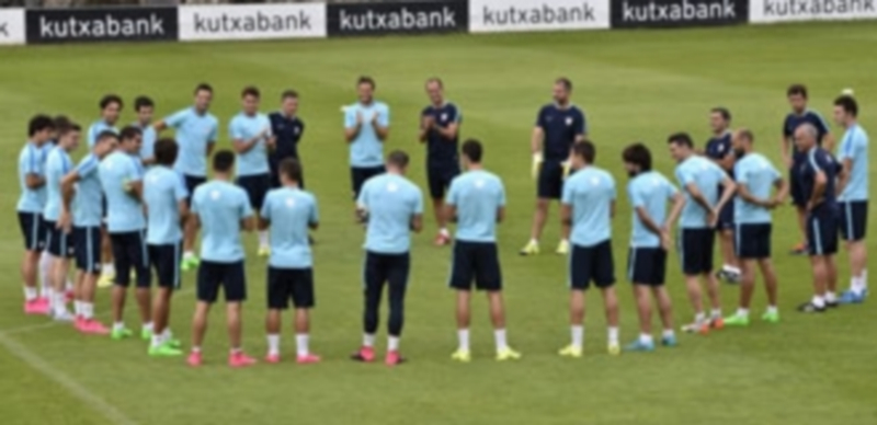 Conjurados para remontar 1 La plantilla del Athletic durante el entrenamiento de ayer para afrontar la eliminatoria europea ante los eslovacos. / Efe