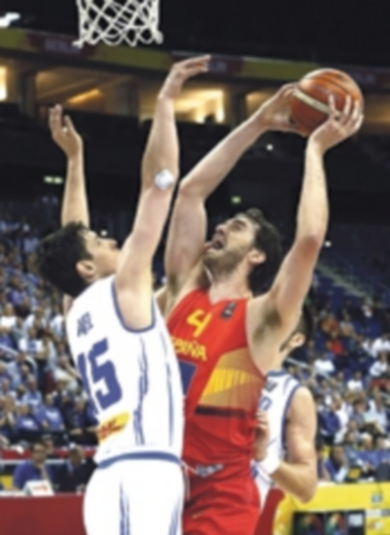 Pau Gasol (d) intenta la canasta ante Pavel Ermolinskij (i)