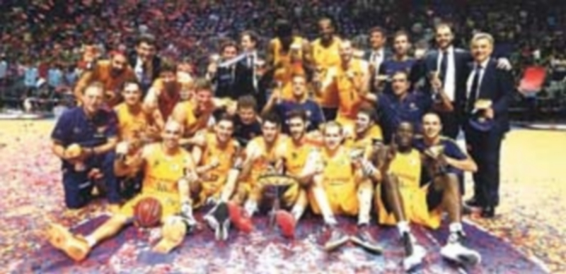 La plantilla del FC Barcelona Lassa celebra la consecución de la Supercopa tras una temporada 2014/15 sin títulos. / EFE