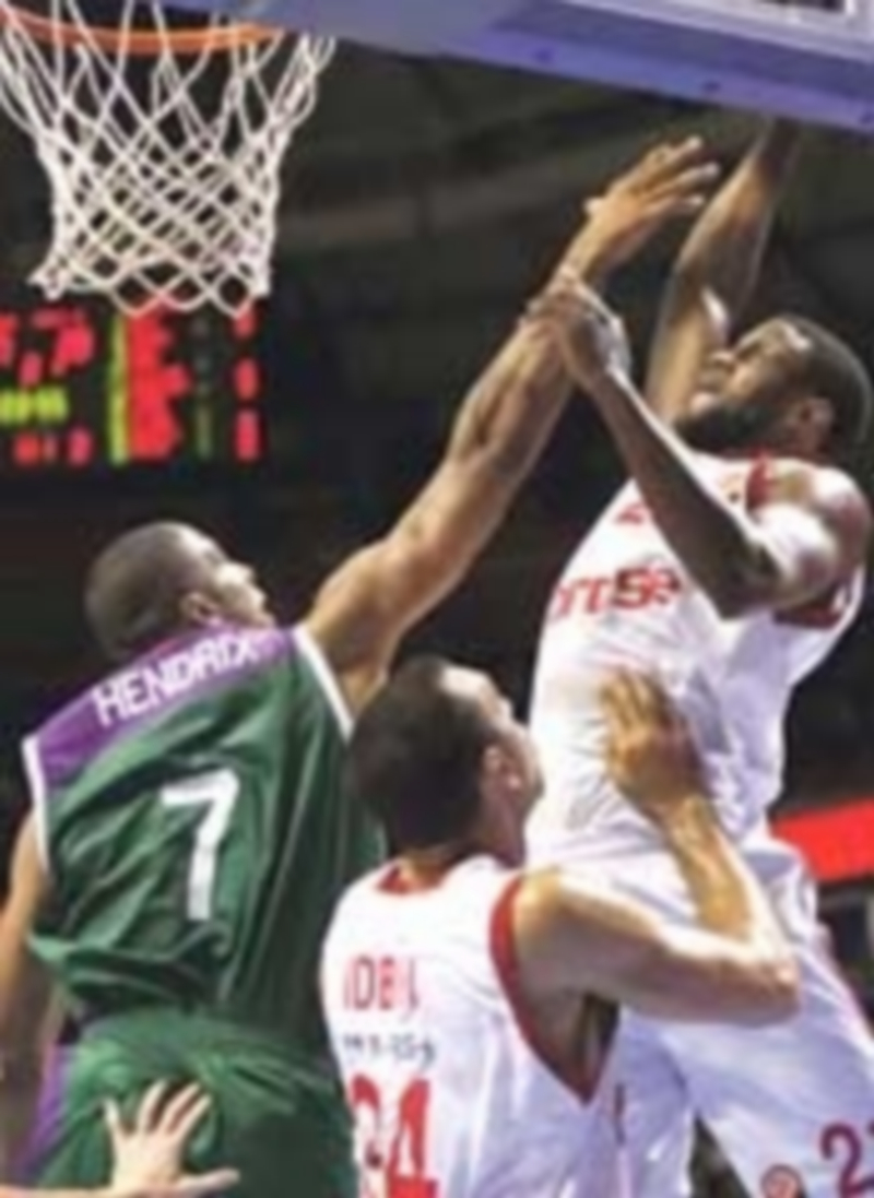 Richard Hendrix (izq) defiende el intento de canasta de Darius Miller. / EFE