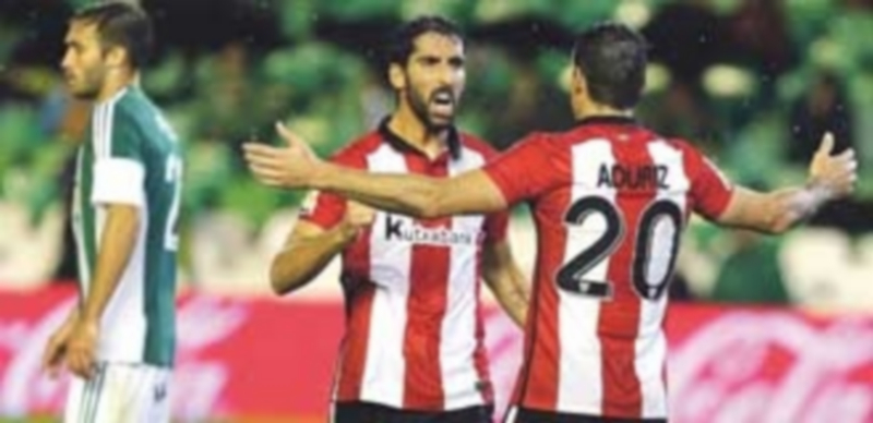 Raúl García y Aduriz celebran un gol del Athletic el domingo contra el Betis. / EFE
