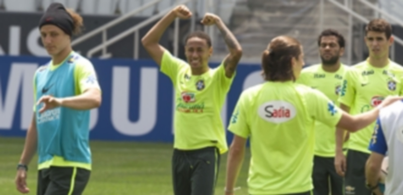 Neymar (en el centro) regresa a la Canarinha después de su ausencia por sanción en los partidos ante Chile y Venezuela. / EFE