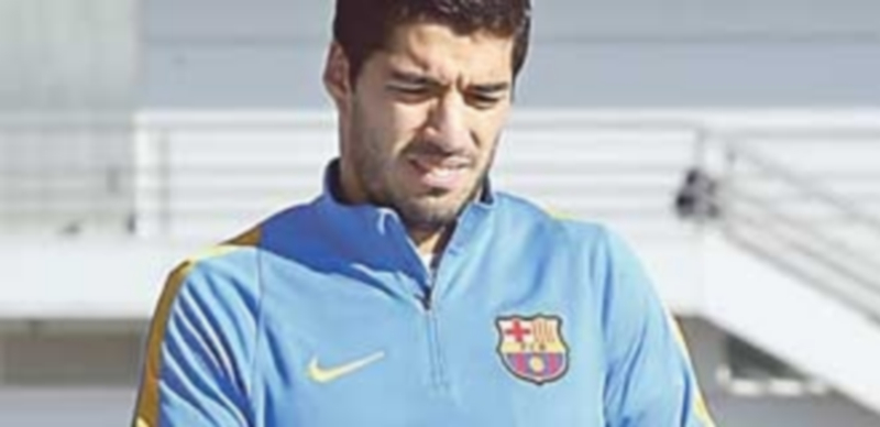 El delantero uruguayo del FC Barcelona llegando a la rueda de prensa. / EFE