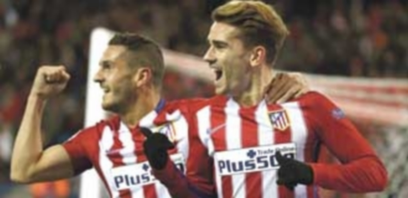Griezmann (derecha) celebra con Koke el primer gol del Atlético en la victoria ante el Galatasaray