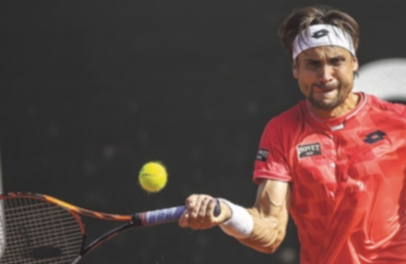 El alicantino David Ferrer devuelve una pelota durante el partido de cuartos de final que disputó frente a Juan Mónaco. / EFE