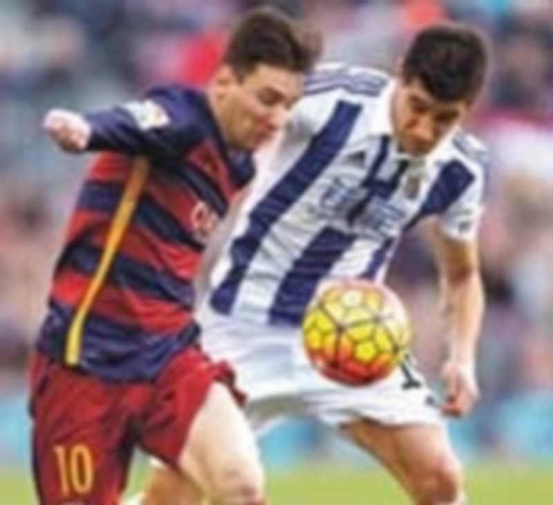 Leo Messi (izq) disputa la posesión del balón con Yuri