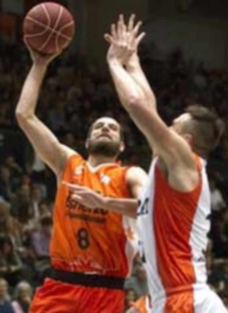 El ‘taronja’ Antoine Diot busca la canasta ante Ivan Paunic