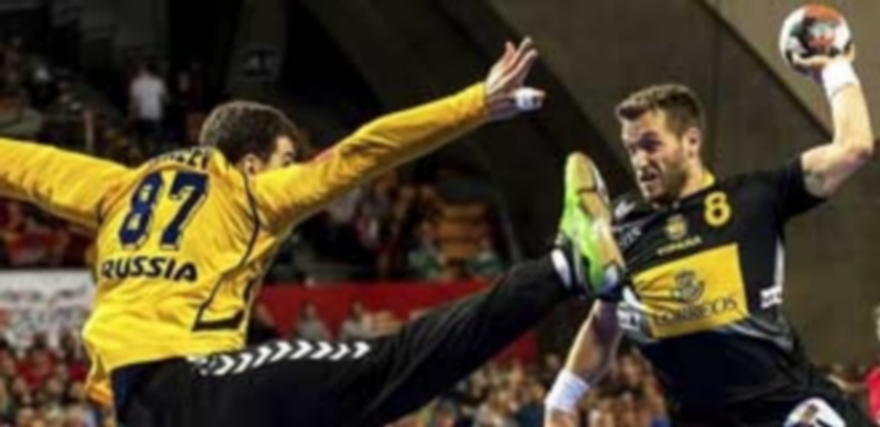 Víctor Tomás intenta anotar ante el portero ruso Victor Kireev durante el partido que clasificó a la Selección Española para las semifinales del Europeo. / EFE