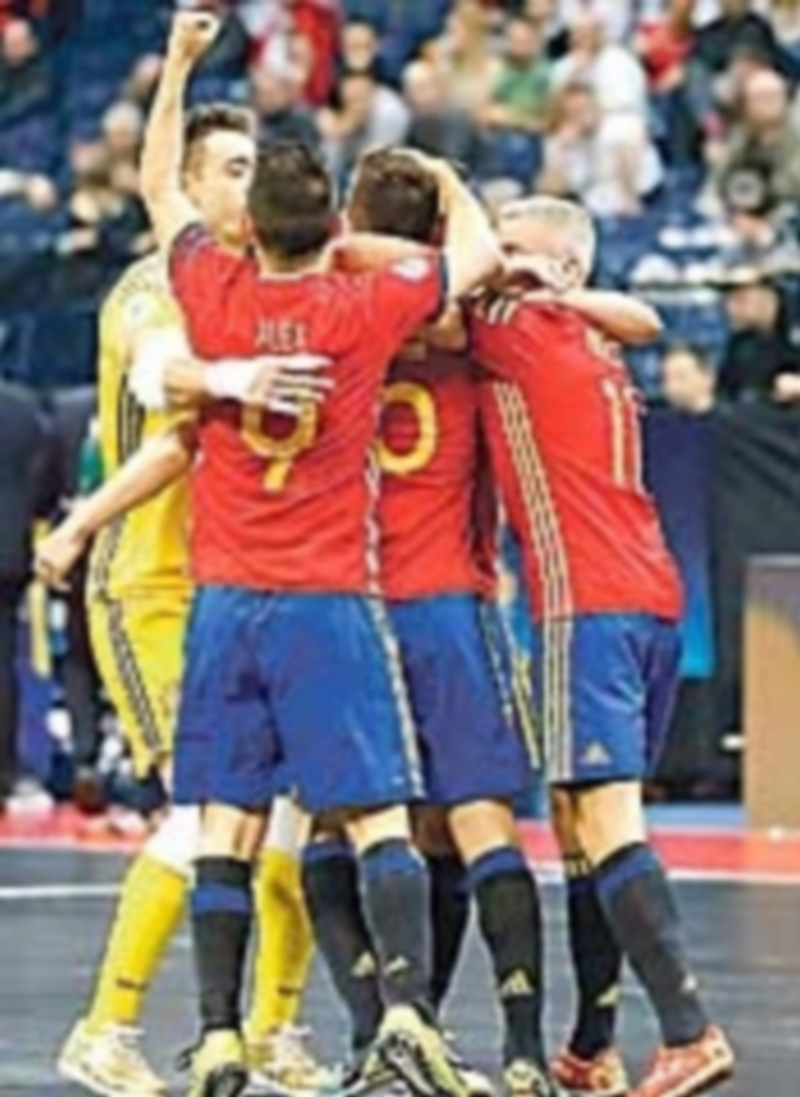 Los jugadores españoles se abrazan tras marcar un gol a Kazajistán. / EFE