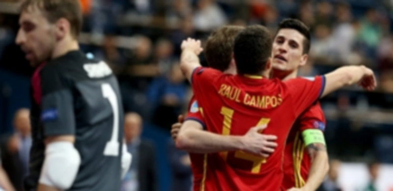 Raúl Campos celebra con Pola y el capitán Carlos Ortiz uno de los goles anotados en la semifinal contra Kazajistán. / EFE