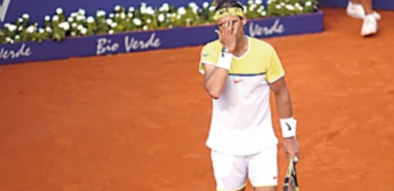 Rafa Nadal se lamenta tras perder ante Dominic Thiem y quedarse a las puertas de la final del torneo de Buenos Aires. / EFE