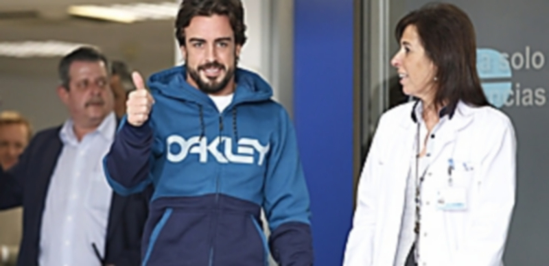 Fernando Alonso abandonó el Hospital General de Catalunya tres días después de sufrir el choque en Montmeló. / EFE