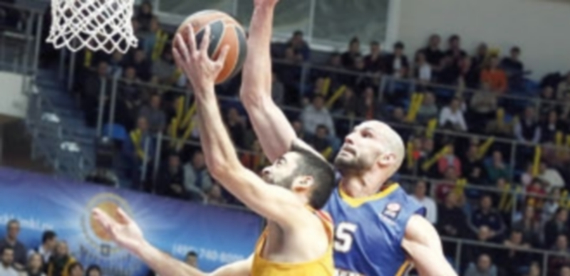 Navarro intenta evitar el tapón de Augustine