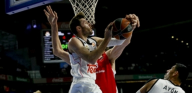 Rudy Fernández busca una canasta acrobática ante Boban Marjanovic. / EFE