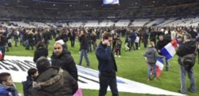 Francia garantiza la celebración de la Eurocopa a pesar del terrorismo 1 El público asistente al partido entre Francia y Alemania ocupa el césped del Stade de France