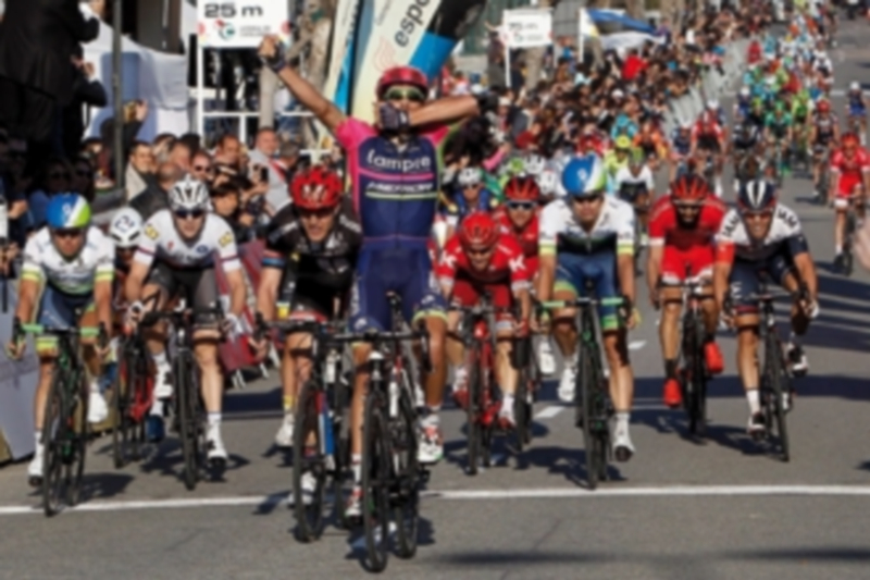 Cimolai (Lampre) se impuso en la llegada masiva del pelotón. / EFE