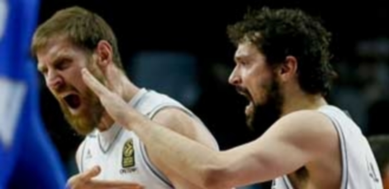 Nocioni (izq) y Llull celebran el pase del Real Madrid al play off de la Euroliga. / EFE