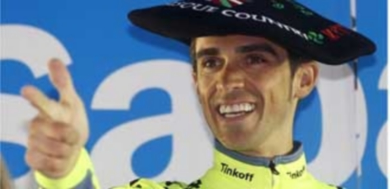 Alberto Contador celebra en el podio su victoria en la general de la ‘Itzulia’. / EFE