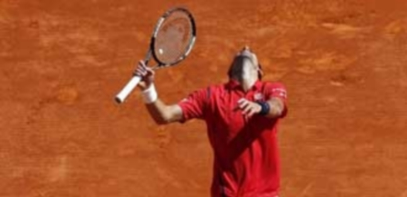 Djokovic se lamenta tras un punto fallado durante la derrota en su debut en Montecarlo ante el checo Jiri Vesely. / EFE