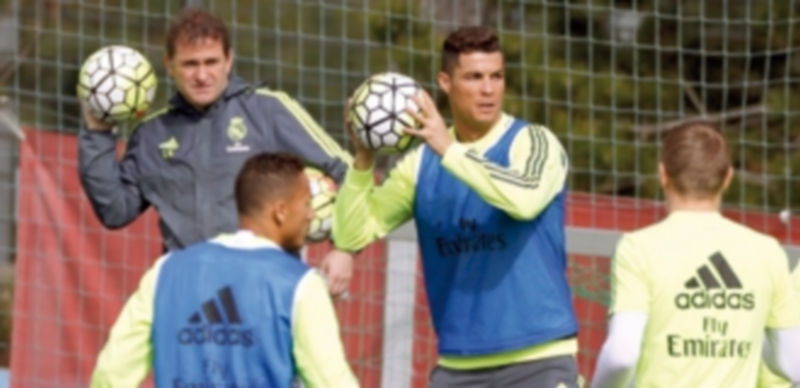El delantero portugués del Real Madrid Cristiano Ronaldo durante el entrenamiento en Valdebebas. / EFE