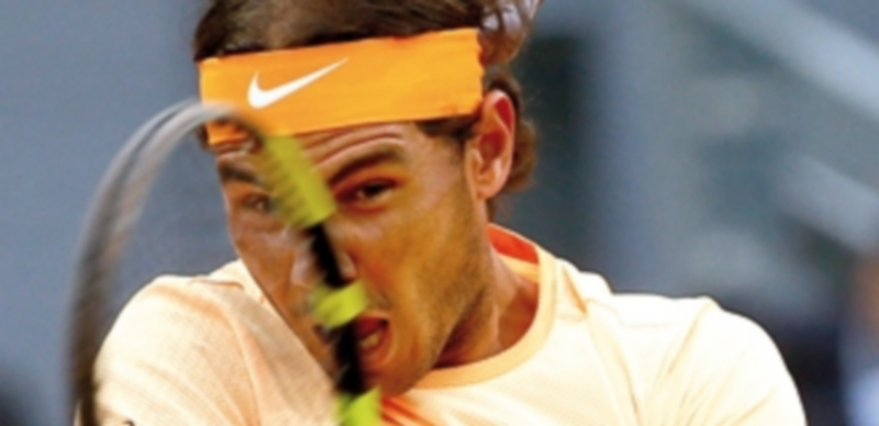 Nadal devuelve una bola a Sam Querrey durante el partido de ayer. / EFE