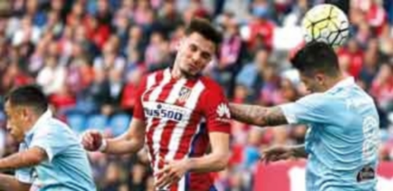 Saúl, rojiblanco hasta 2021 1 Saúl pugna por un balón aéreo con Pablo Hernández