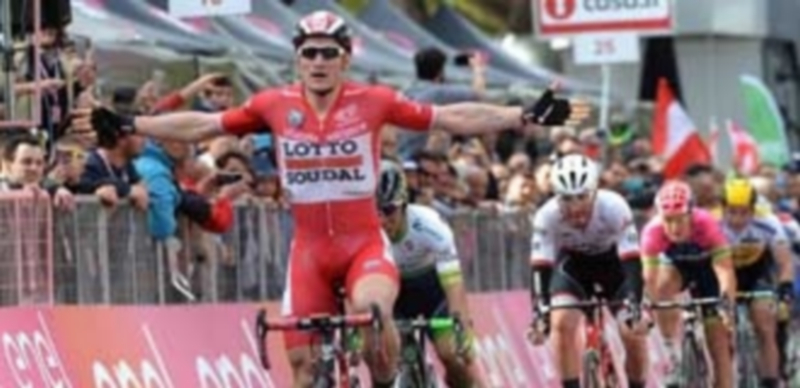 Greipel venció con absoluta superioridad a sus rivales en la llegada masiva de Bibione para lograr su triplete particular. / EFE