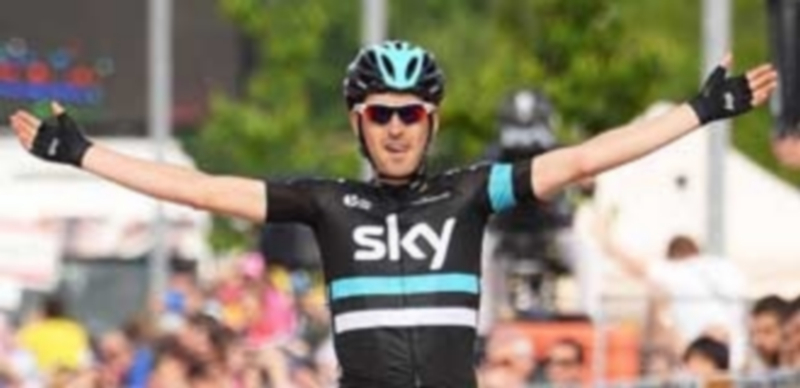 Mikel Nieve celebra su victoria en la meta de Cividale del Friuli después de ser el más fuerte de la fuga y lograr el primer triunfo español en el Giro de Italia 2016. / EFE