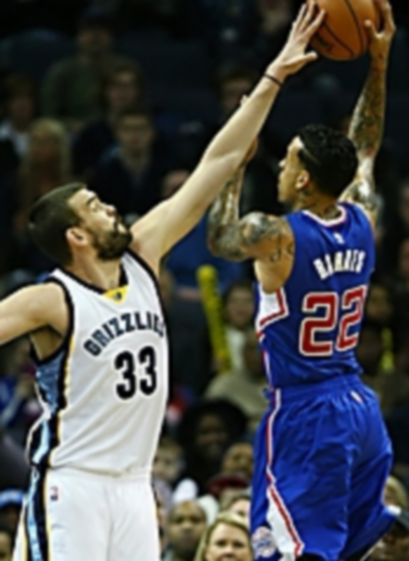 Marc Gasol (izq) pone un tapón a Matt Barnes