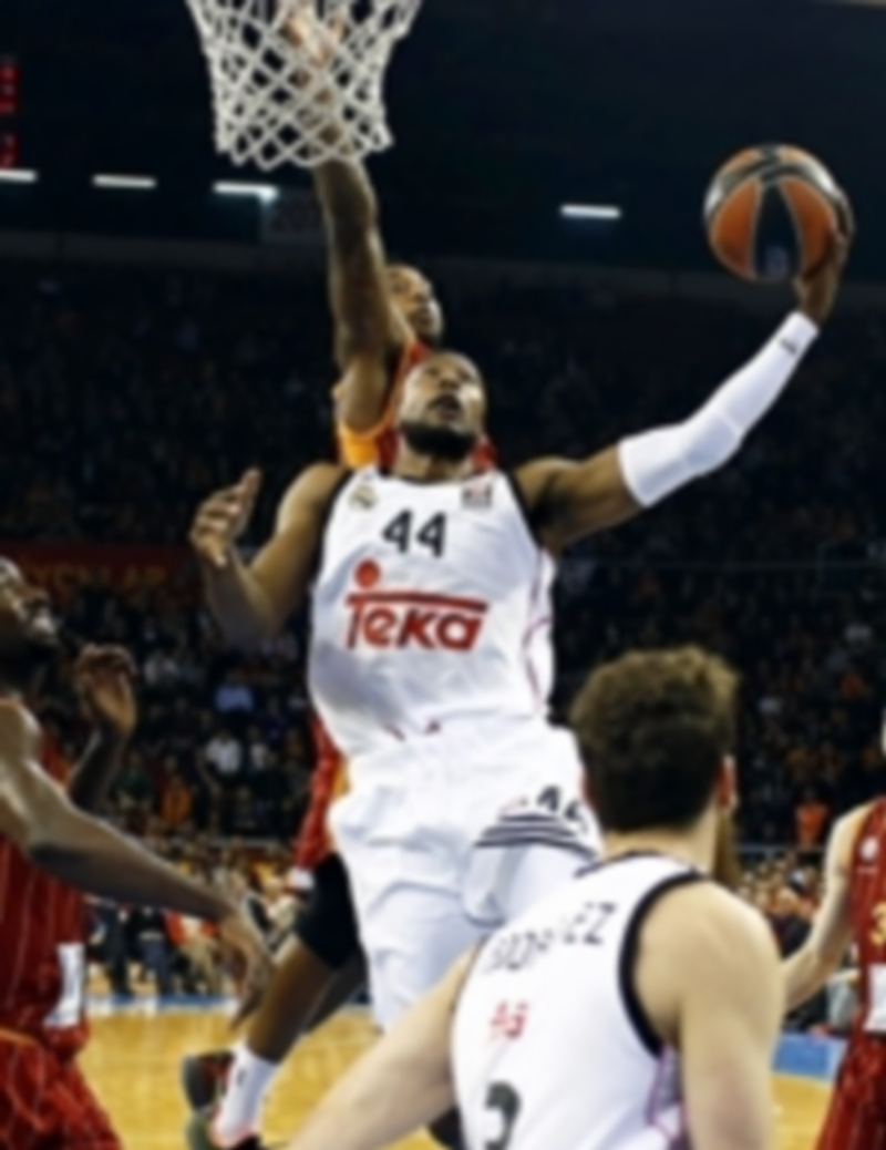 Slaughter intenta encestar ante Carter. / EFE