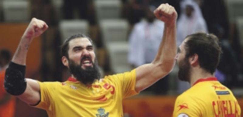 Jorge Maqueda (izq) y Joan Cañellas celebran el triunfo de los ‘Hispanos’. / EFE