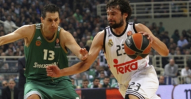 El base del Real Madrid Sergio Llull (d) intenta superar la defensa de Dimitris Diamanidis