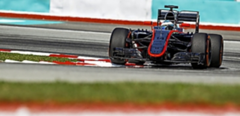 Fernando Alonso durante la sesión de entrenamientos en el circuito de Sepang
