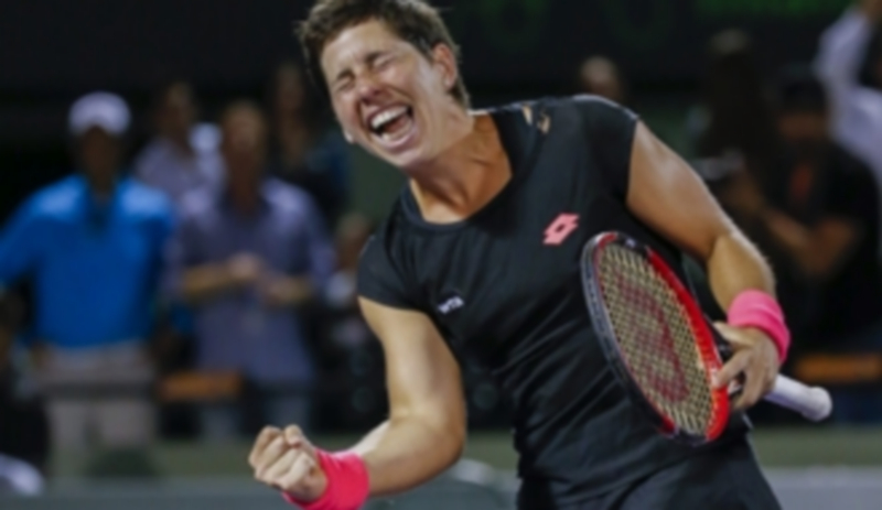 La tenista española Carla Suárez Navarro celebra después la victoria ante la norteamericana Venus Williams. / Efe