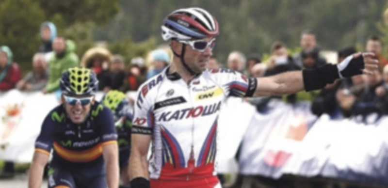 Ángel Vicioso (centro) tras lograr el triunfo en el Gran Premio Miguel Indurain por delante de Ion Izagirre (izquierda). / EFE