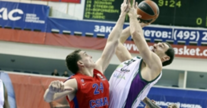 Sasha Kaun (izq) intenta taponar el tiro de Vladimir Golubovic (centro). / EFE