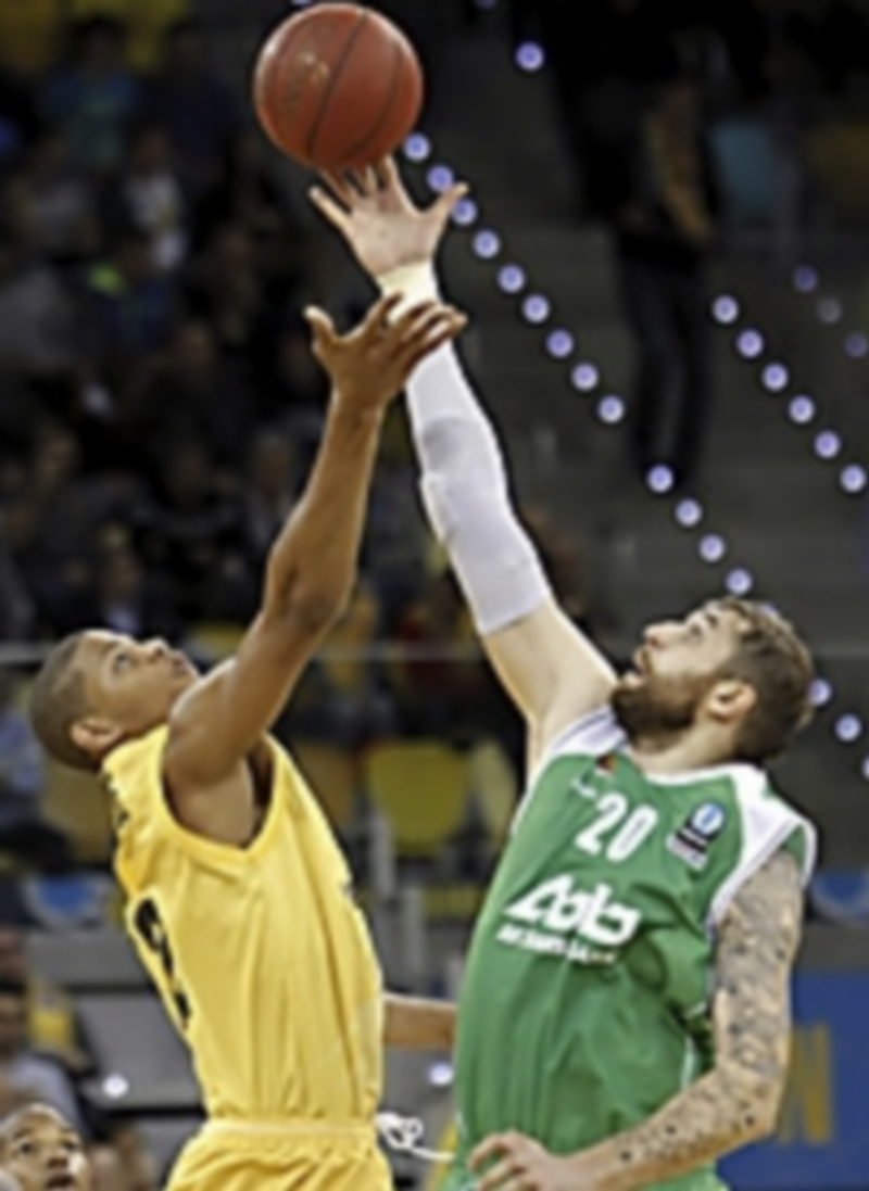 Walter Tavares (izquierda) lucha por el balón con Dmitry Sokolov. / EFE