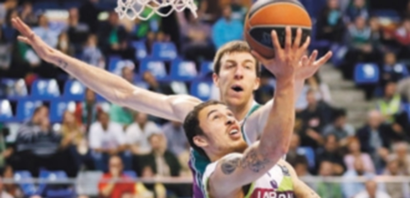 El base de Laboral Kutxa Mike James intenta anotar ante Fran Vázquez. / EFE