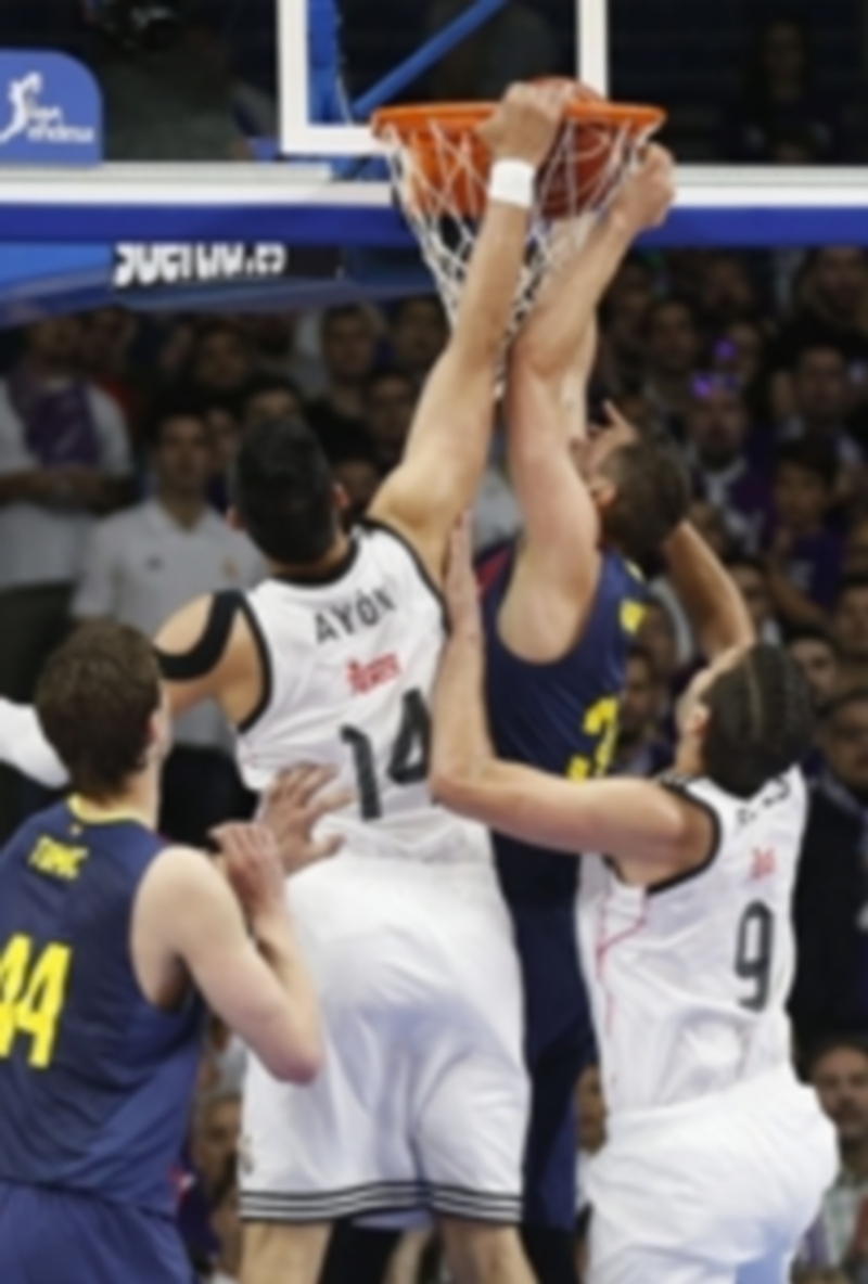 Ayón (izquierda) y Reyes (derecha) intentan evitar la canasta de Nachbar. / EFE