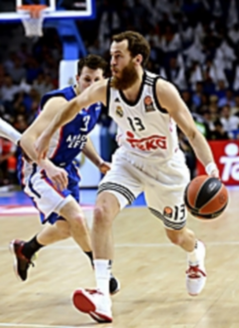 Sergio Rodríguez bota el balón para evitar la defensa de Thomas Heurtel. / EFE