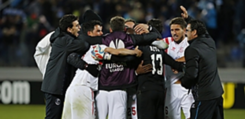 Los jugadores del Sevilla se abrazan al término del encuentro para celebrar el pase a semifinales de la Europa League. / EFE