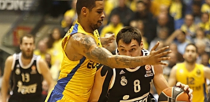 Jonas Maciulis (derecha) intenta superar la defensa de Sylven Landesber. / EFE