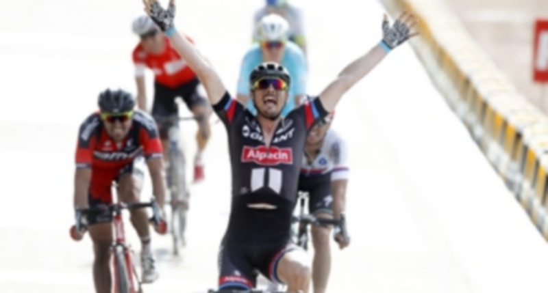 John Degenkolb alza los brazos tras ganar su primera París-Roubaix. / EFE