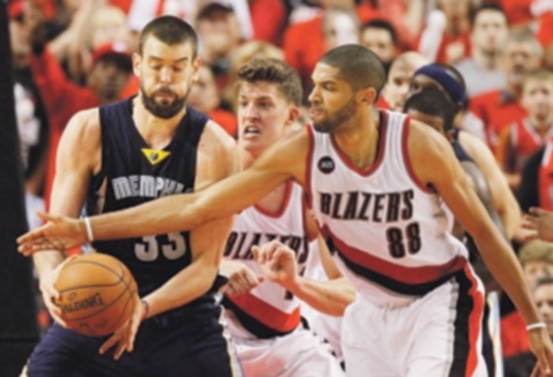 Marc Gasol (izq) protege el balón durante la eliminatoria ante Portland. / EFE