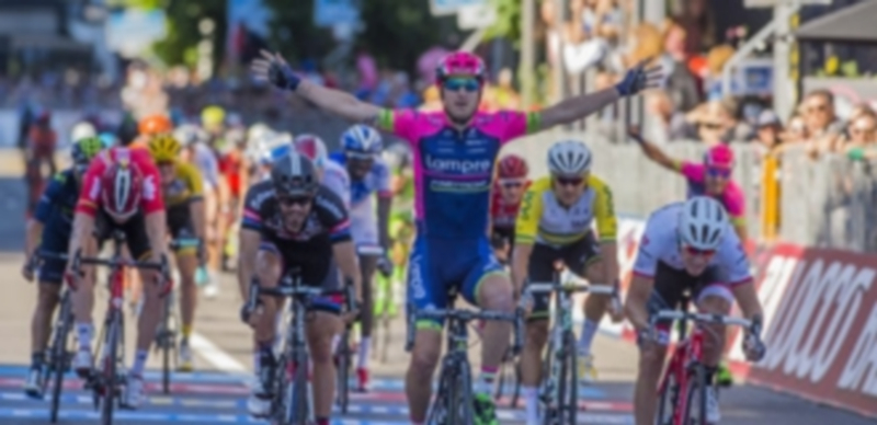 Sacha Modolo celebra su triunfo sobre Giacomo Nizzolo (d) y Luka Mezgec (i)./ EFE