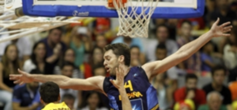 Pau Gasol defiende la entrada a canasta del base belga Sam Van Rossom. / EFE