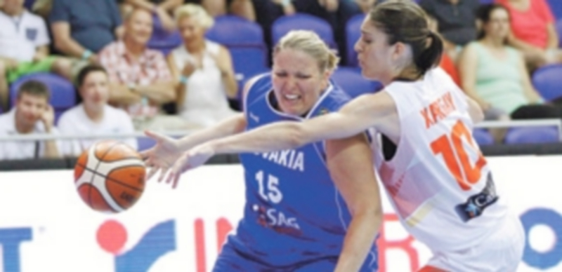 Marta Xargay (derecha) intenta robar el balón a Beata Janoscikova. / EFE